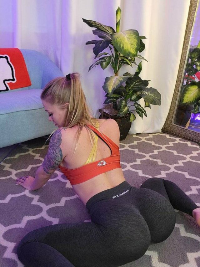 Girls In Yoga Pants (50 pics)