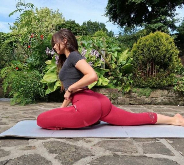 Girls In Yoga Pants (50 pics)