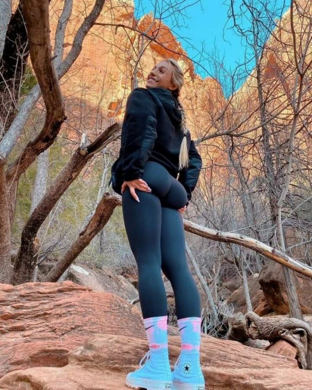 Girls In Yoga Pants (50 pics)