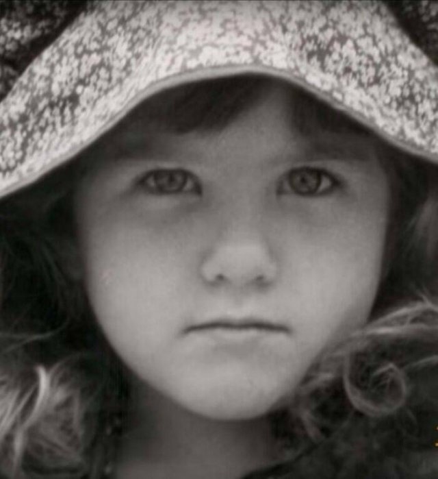 Rare Photos Of Celebrities In Their Childhood (34 pics) Rare Photos Of Celebrities In Their Childhood (34 pics)