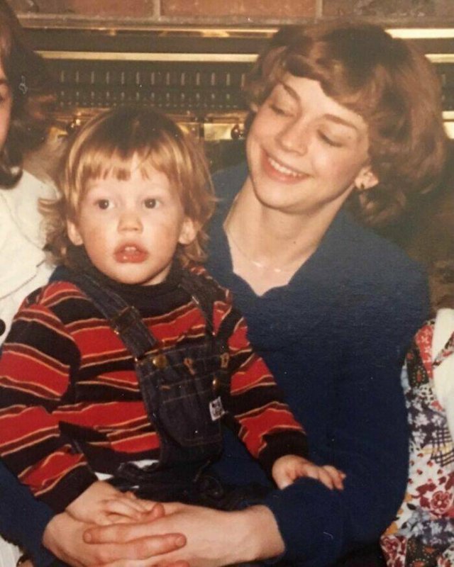 Rare Photos Of Celebrities In Their Childhood (34 pics) Rare Photos Of Celebrities In Their Childhood (34 pics)