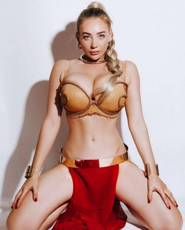 Busty Girls (47 pics)