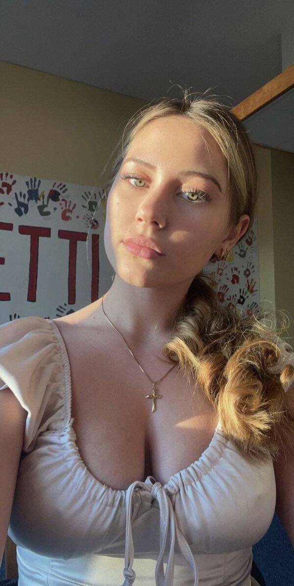 Busty Girls (47 pics)