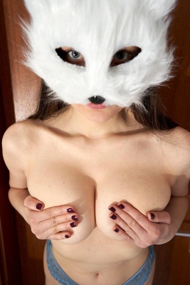 Girls With Handbras (41 pics)
