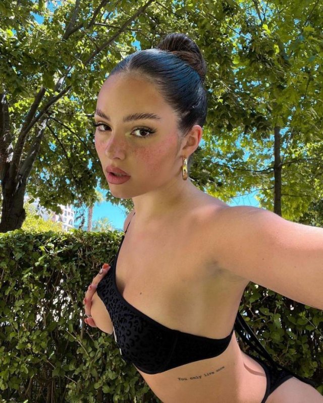 Girls With Handbras (41 pics)