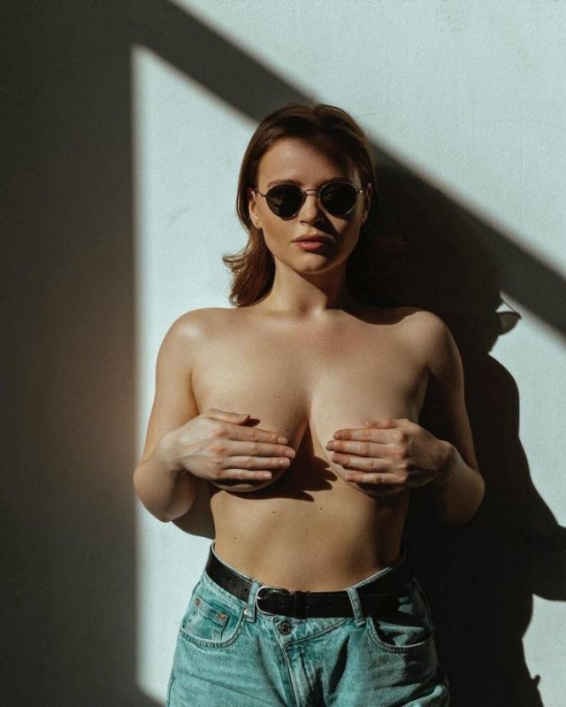 Girls With Handbras (41 pics)