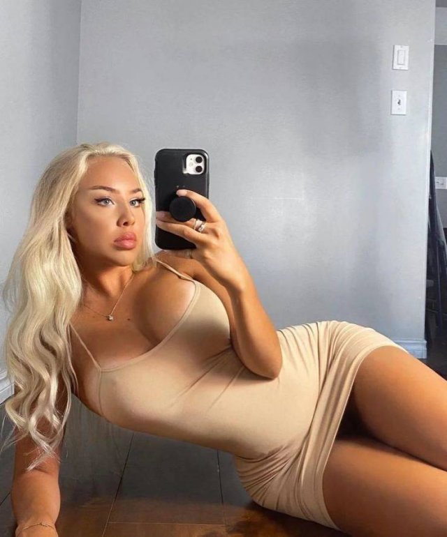 Girls In Tight Dresses (46 pics)