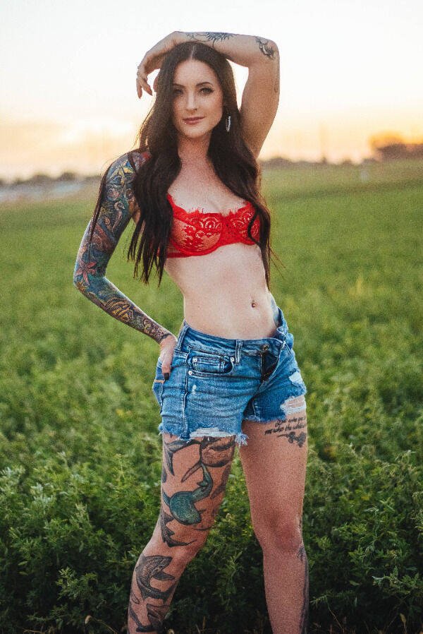 Girls In Shorts (58 pics)