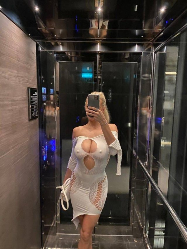 Girls In Tight Dresses (46 pics)