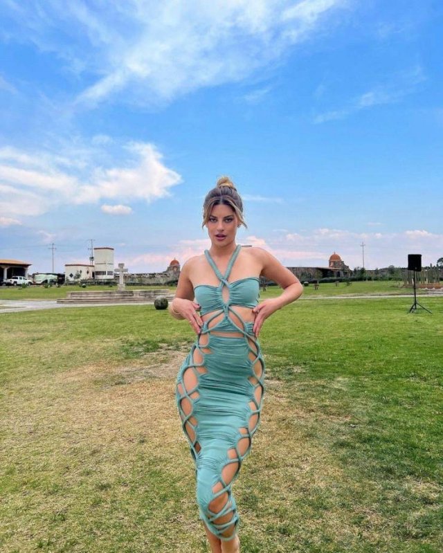 Girls In Tight Dresses (46 pics)
