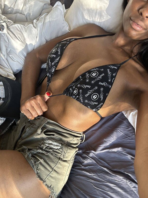 Girls In Shorts (58 pics)