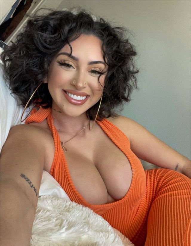 Busty Girls (52 pics)
