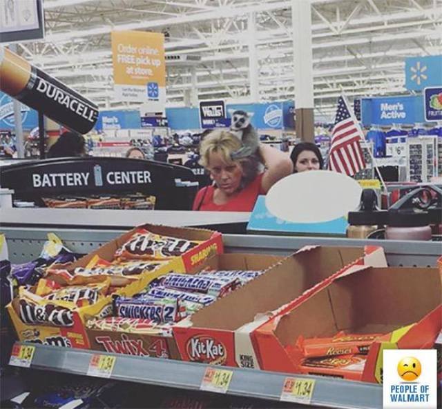 Odd People In Stores (40 pics)