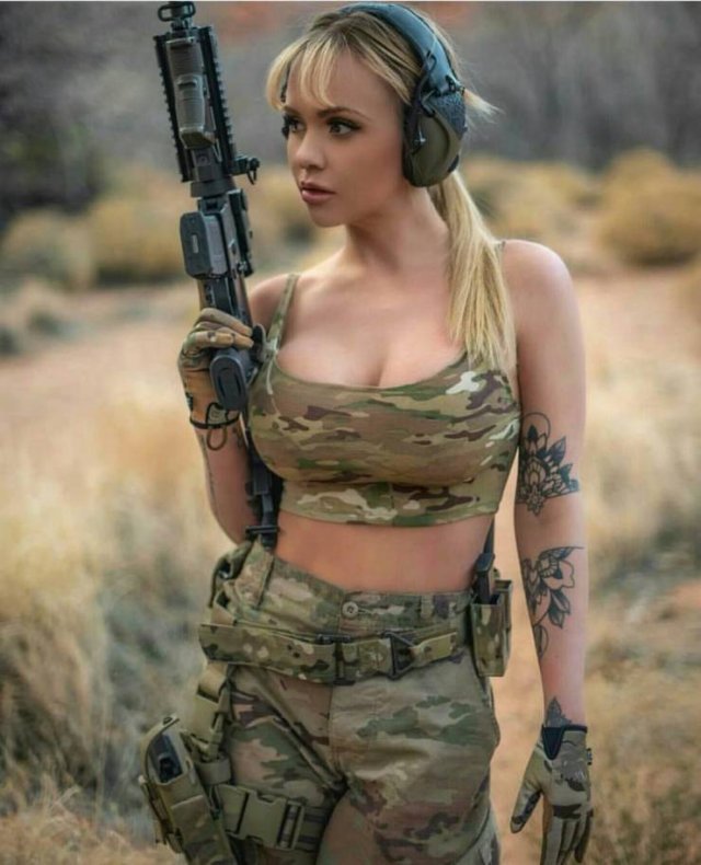 Girls And Guns (63 pics)