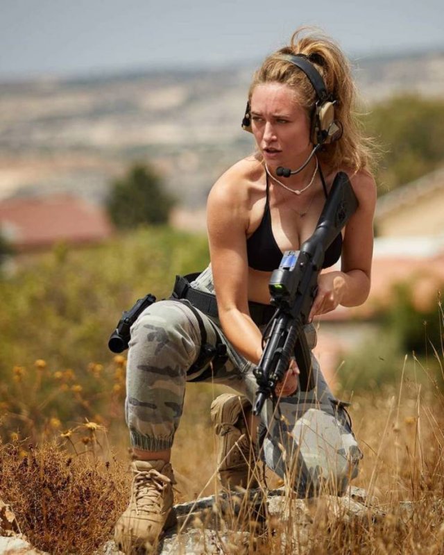 Girls And Guns (63 pics)