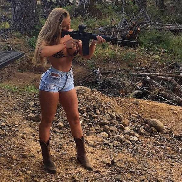 Girls And Guns (63 pics)