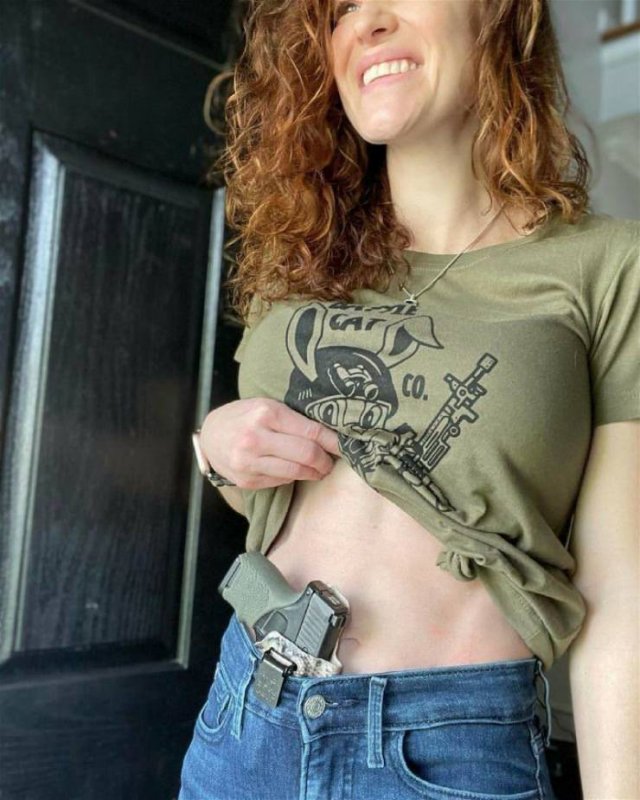 Girls And Guns (63 pics)