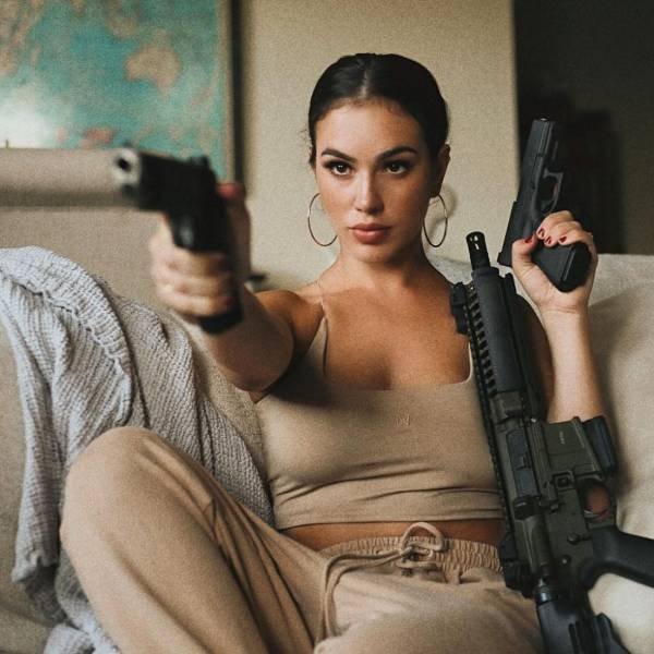 Girls And Guns (63 pics)