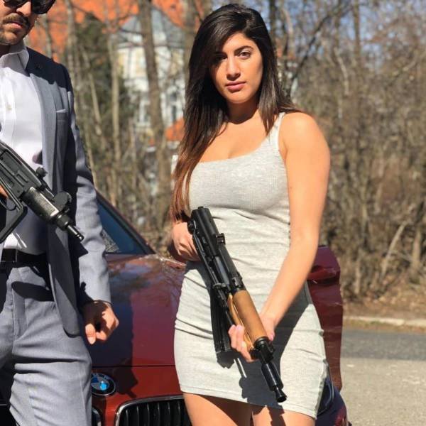 Girls And Guns (63 pics)