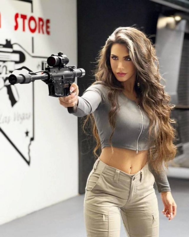 Girls And Guns (63 pics)