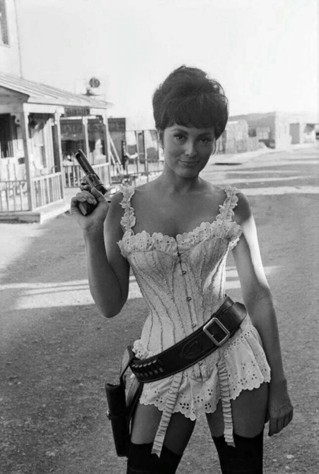 Girls And Guns (63 pics)