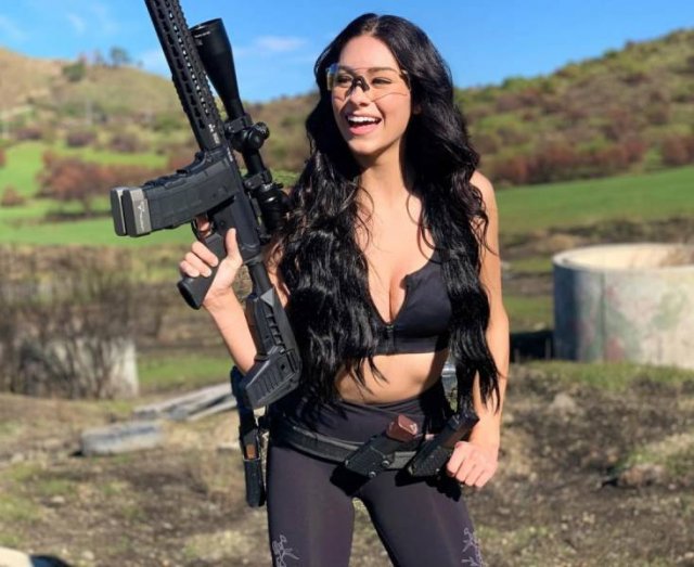 Girls And Guns (63 pics)