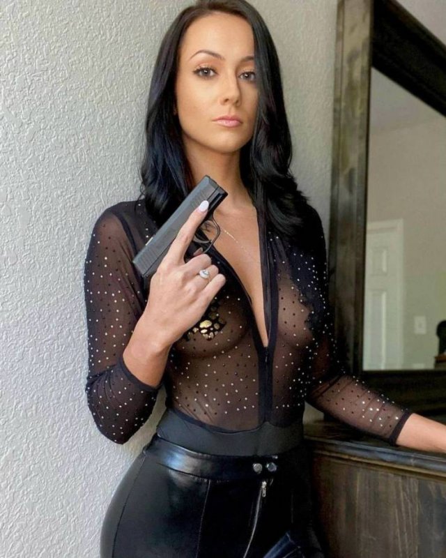 Girls And Guns (63 pics)