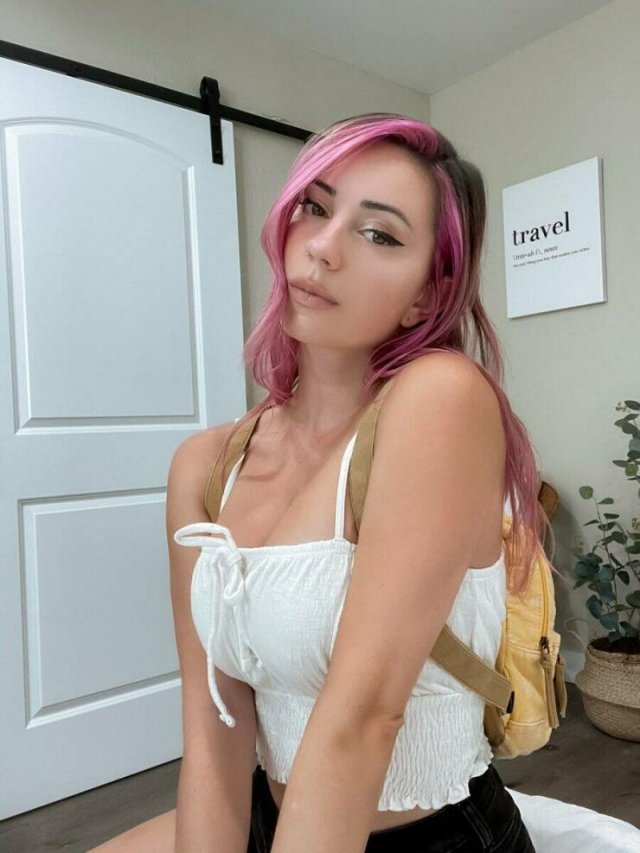 Busty Girls (48 pics)