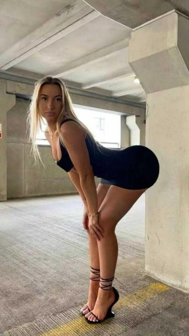 Girls In Tight Dresses (46 pics)