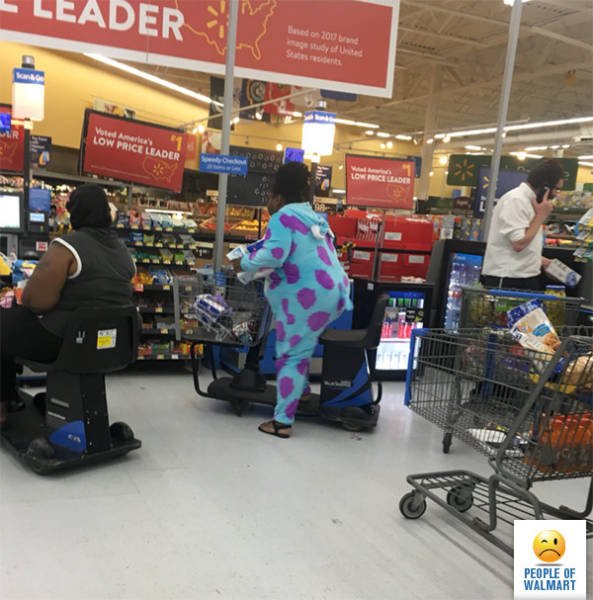 Weird People In Stores (48 pics)