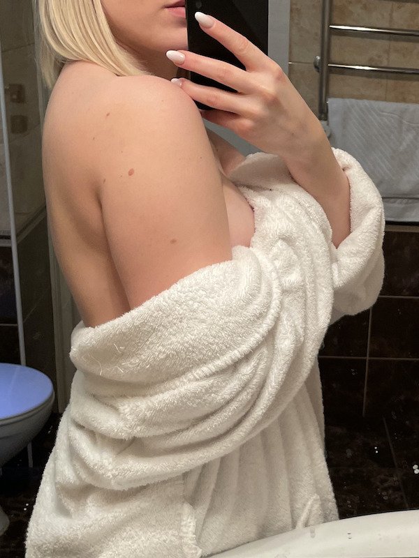 Selfie Girls (32 pics)