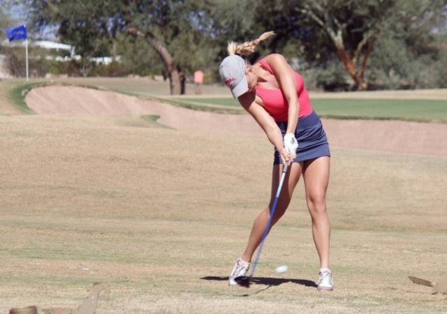 Girls And Golf (35 pics)