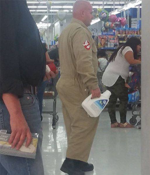 Odd People In Shops (47 pics)