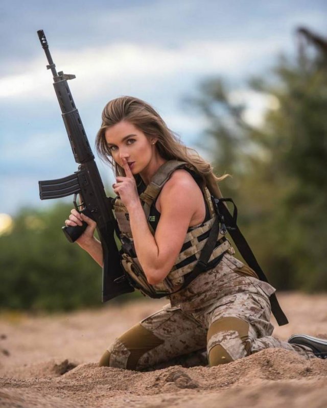 Girls And Guns (46 pics)