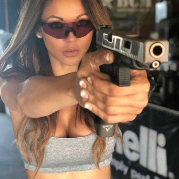 Girls And Guns (46 pics)