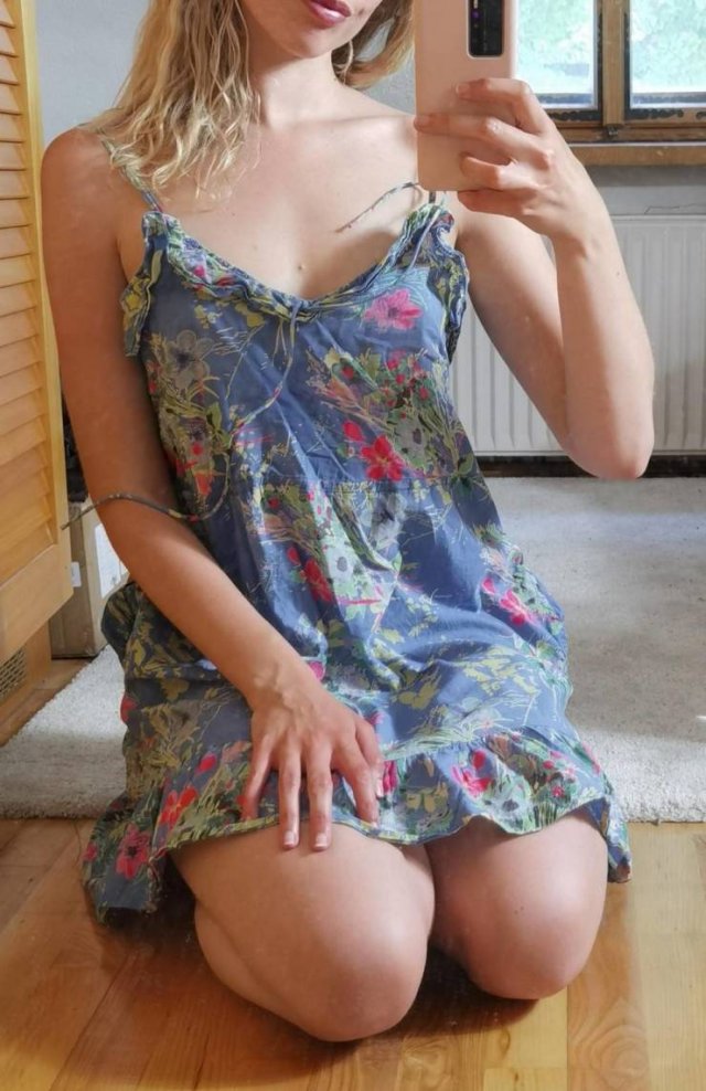 Girls In Summer Dresses (43 pics)