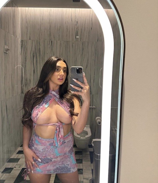 Selfie Girls (32 pics)