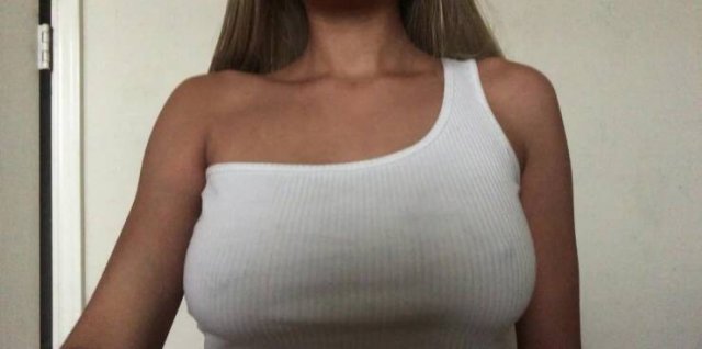 Braless Girls (44 pics)