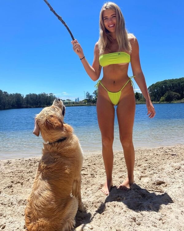 Girls With Puppies (32 pics)