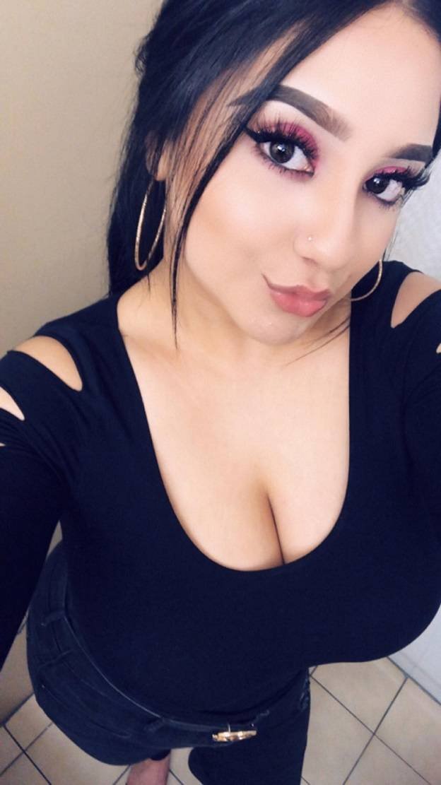 Busty Girls (53 pics)