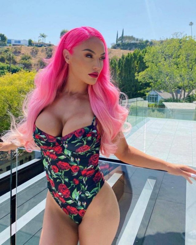 Busty Girls (53 pics)