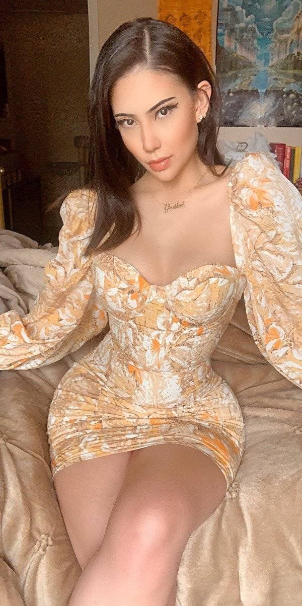 Girls In Tight Dresses (49 pics)