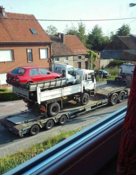 Strange Finds And Situations On The Road (32 pics)
