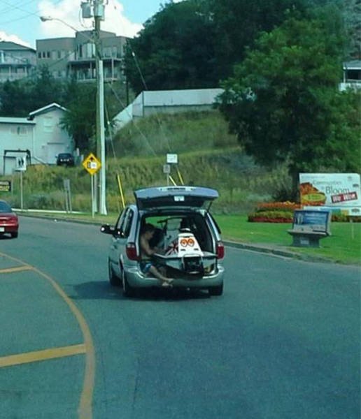 Strange Finds And Situations On The Road (32 pics)