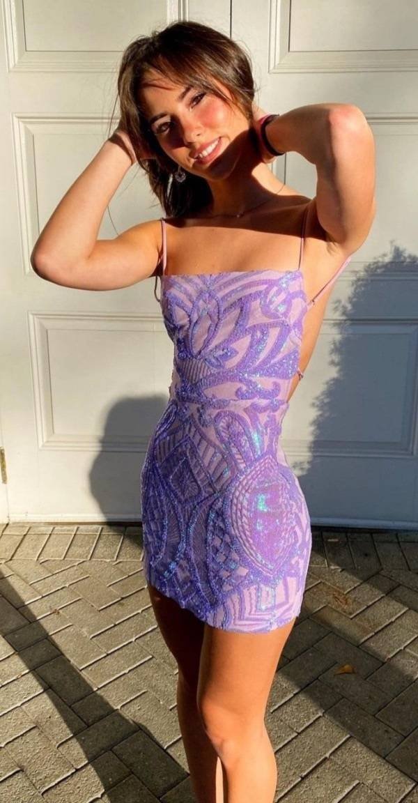 Girls In Tight Dresses (51 pics)