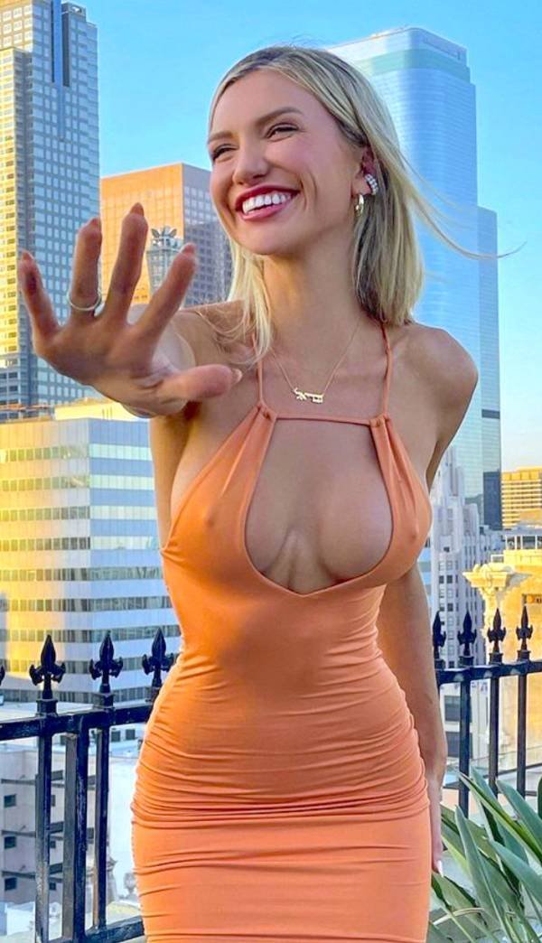 Girls In Tight Dresses (51 pics)
