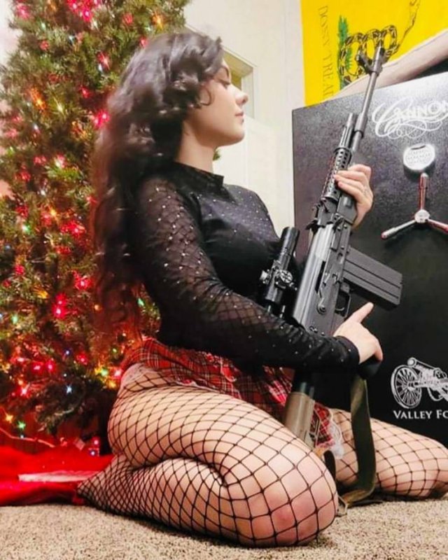 Girls With Guns (60 pics)