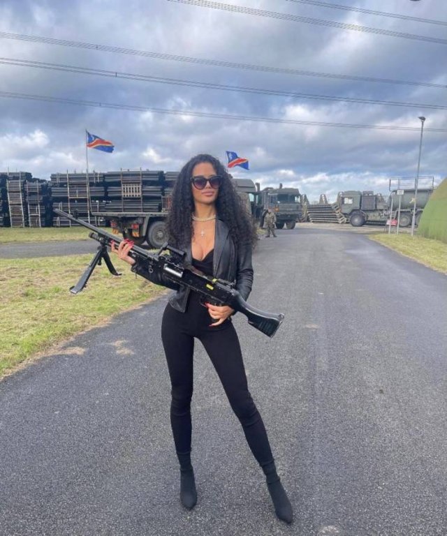 Girls With Guns (60 pics)