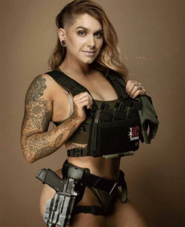 Girls With Guns (60 pics)