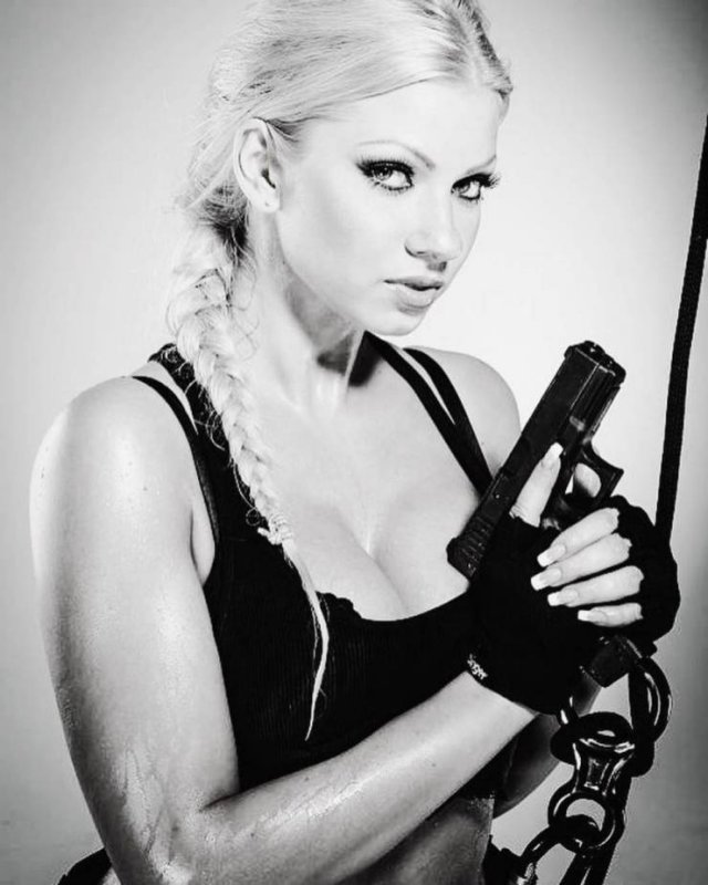 Girls With Guns (60 pics)